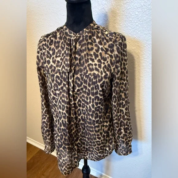 Ann Taylor Animal Print Blouse Roll Tab Sleeve Button Up Shirt Top Size 10P - Picture 1 of 11